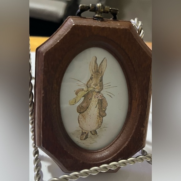 Vintage The Peter Rabbit Wooden Picture Frame with ornate hook, from the 80s. - Picture 6 of 6